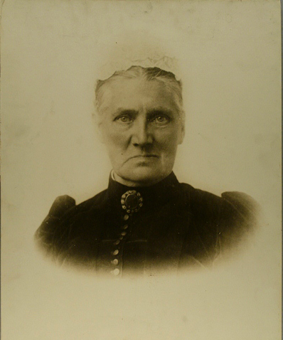 Photo of photos/Elspet McLennan (nee Duncan) 1954.32.2-1 frm OtagoStlrsMusm